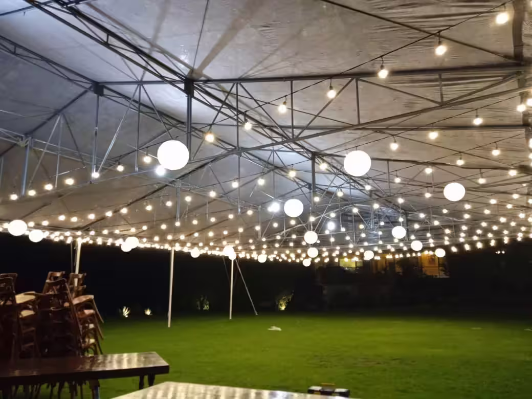 Patio con serie de focos Edison al caer la noche