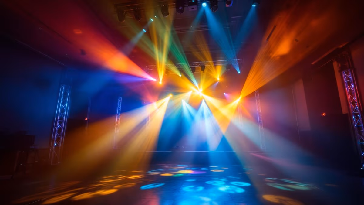 Uplighter LED iluminando columna de hacienda en color azul
