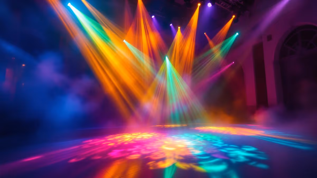 Haces de luz de color y humo sobre la pista de baile en una neon party