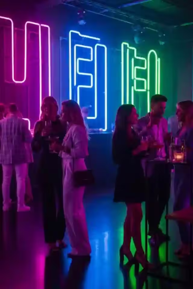 Salón grande con 16 barras UV, producción neón completa