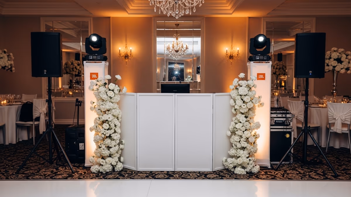 Sistema de audio JBL para ceremonia de boda en jardín