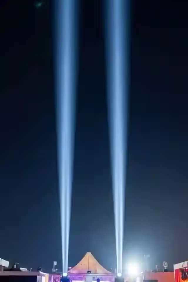 2 sky trackers de 7,000W creando portal de luz en boda