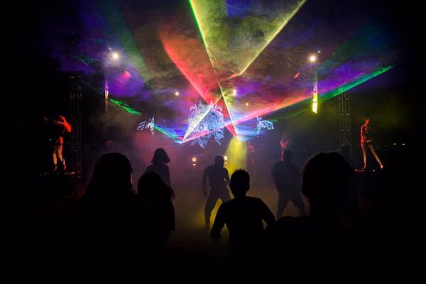 Robot LED proyectando patrones de color