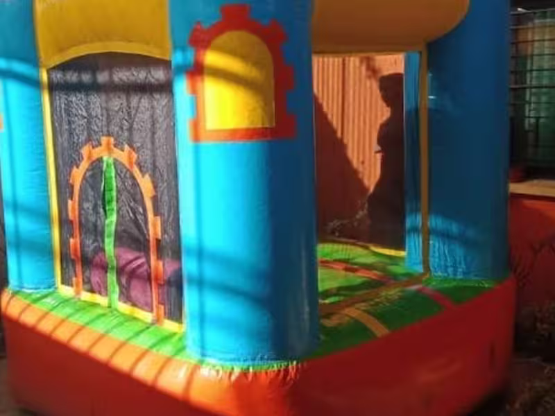 Montaje de un inflable en exterior antes de la apertura del evento