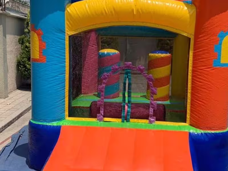 Inflable para niños pequeños montado en una kermés escolar