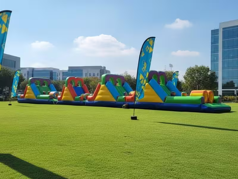 Circuito inflable montado en una kermés escolar en CDMX con varios niños en fila