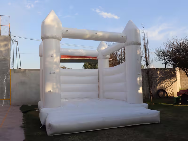 Castillo inflable blanco montado para un evento en CDMX