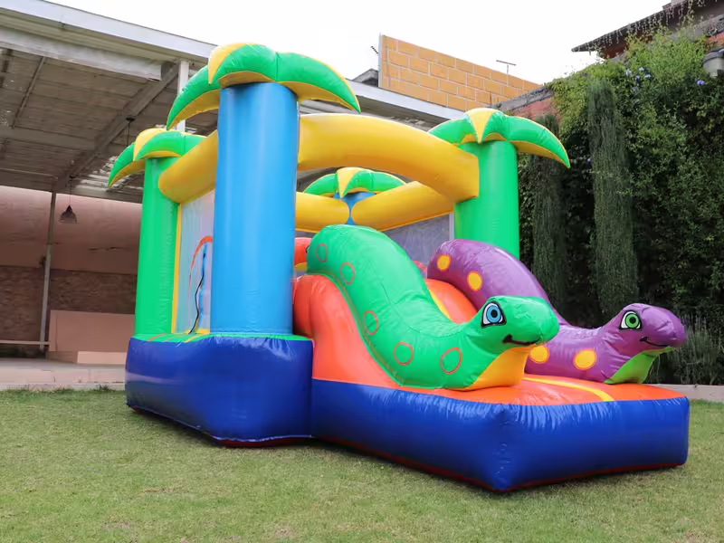 Inflable mini jungla instalado en un jardín