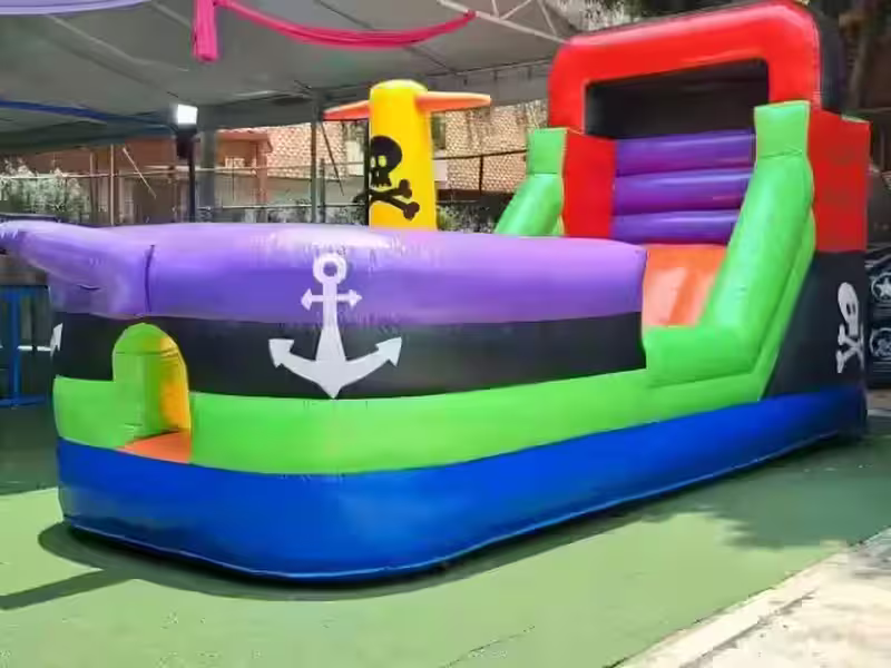 Inflable de formato grande montado para un evento con muchos invitados