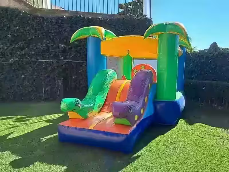 Inflable mediano en operación durante una fiesta