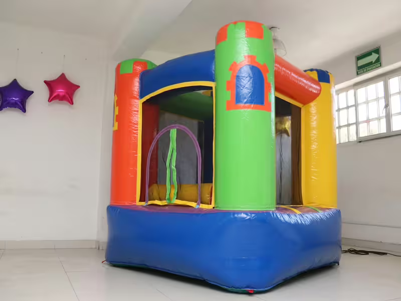 Brincolín instalado en el patio exterior de una casa