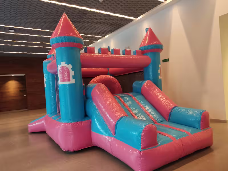 Inflable montado dentro de un salón de eventos en CDMX