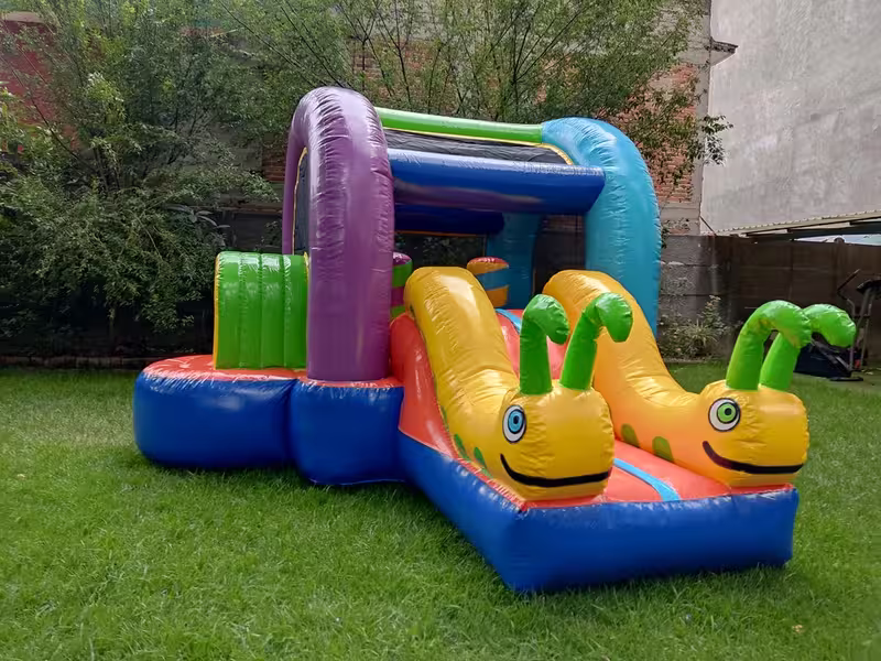 Brincolín gusanitos instalado en un jardín para niños pequeños