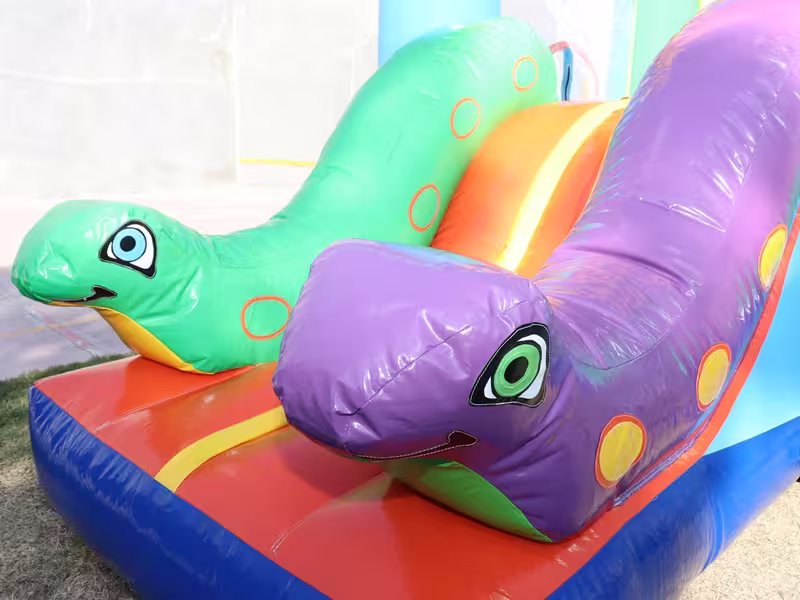 Inflable mini jungla montado en exterior para un evento infantil