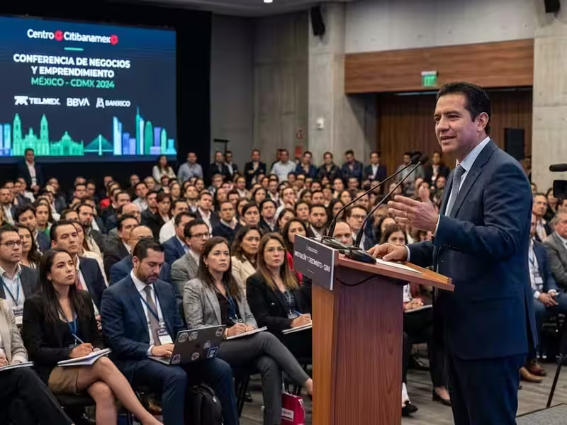 Orador en una conferencia empresarial en CDMX detrás de un podium