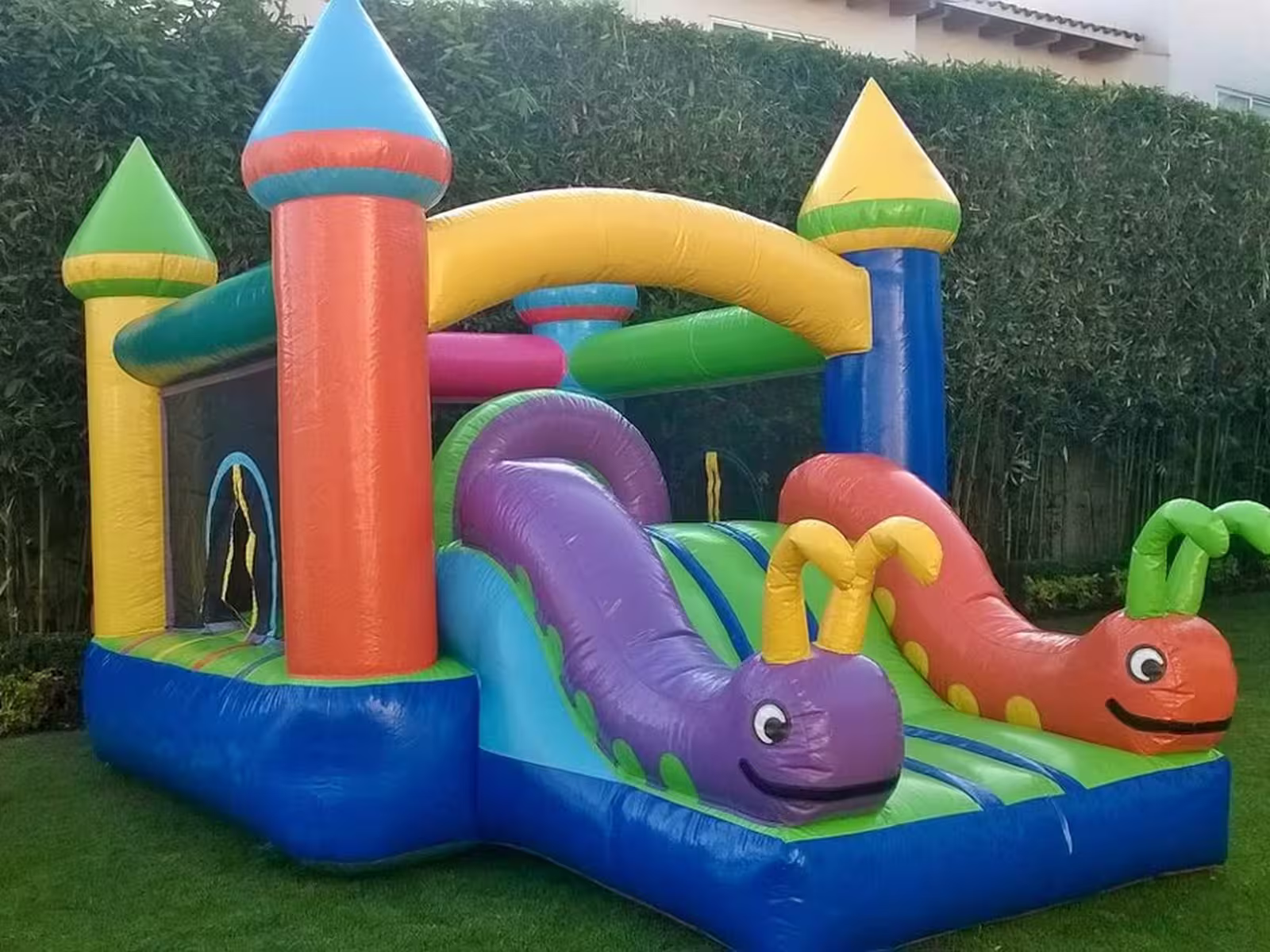 Castillo inflable blanco montado y supervisado durante un evento en CDMX