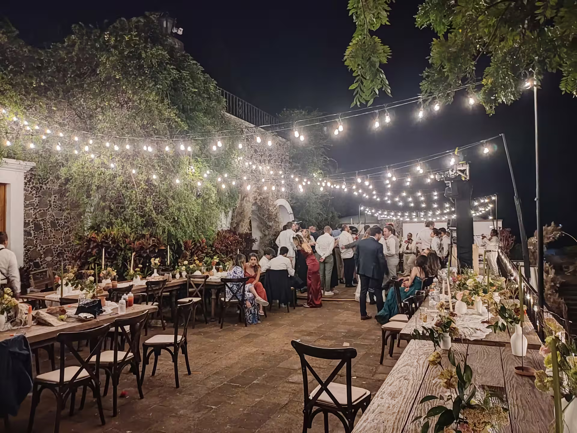 Tendido de serie de focos vintage en una terraza